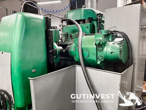 Gear hobbing machine