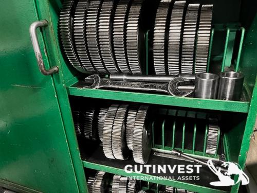 Gear hobbing machine
