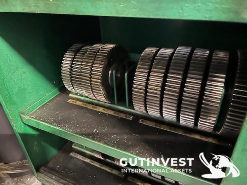 Gear hobbing machine