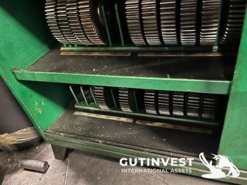Gear hobbing machine