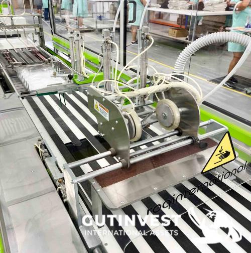 Máquina automática de doblado y embalaje de prendas