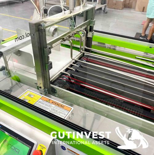 Máquina automática de doblado y embalaje de prendas