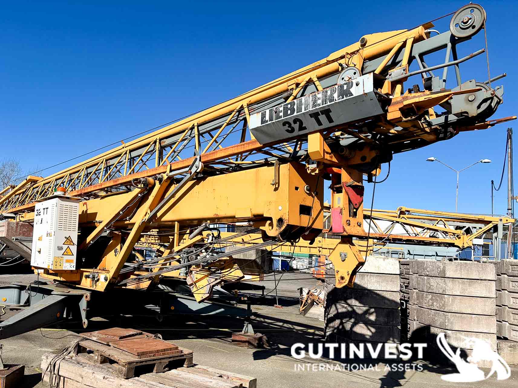 Self-erecting crane