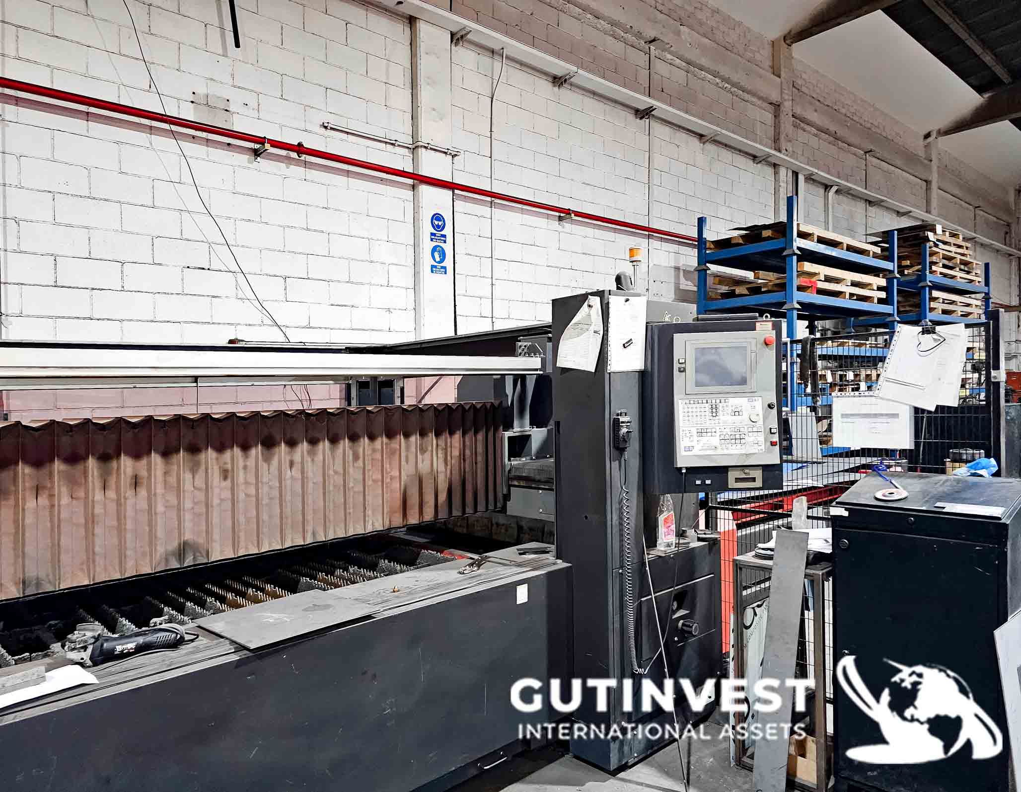 CO2 laser cutting machine