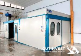 Varnishing and painting booth with humidifier