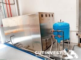 Ultrasonic cleaning machine for injection molds